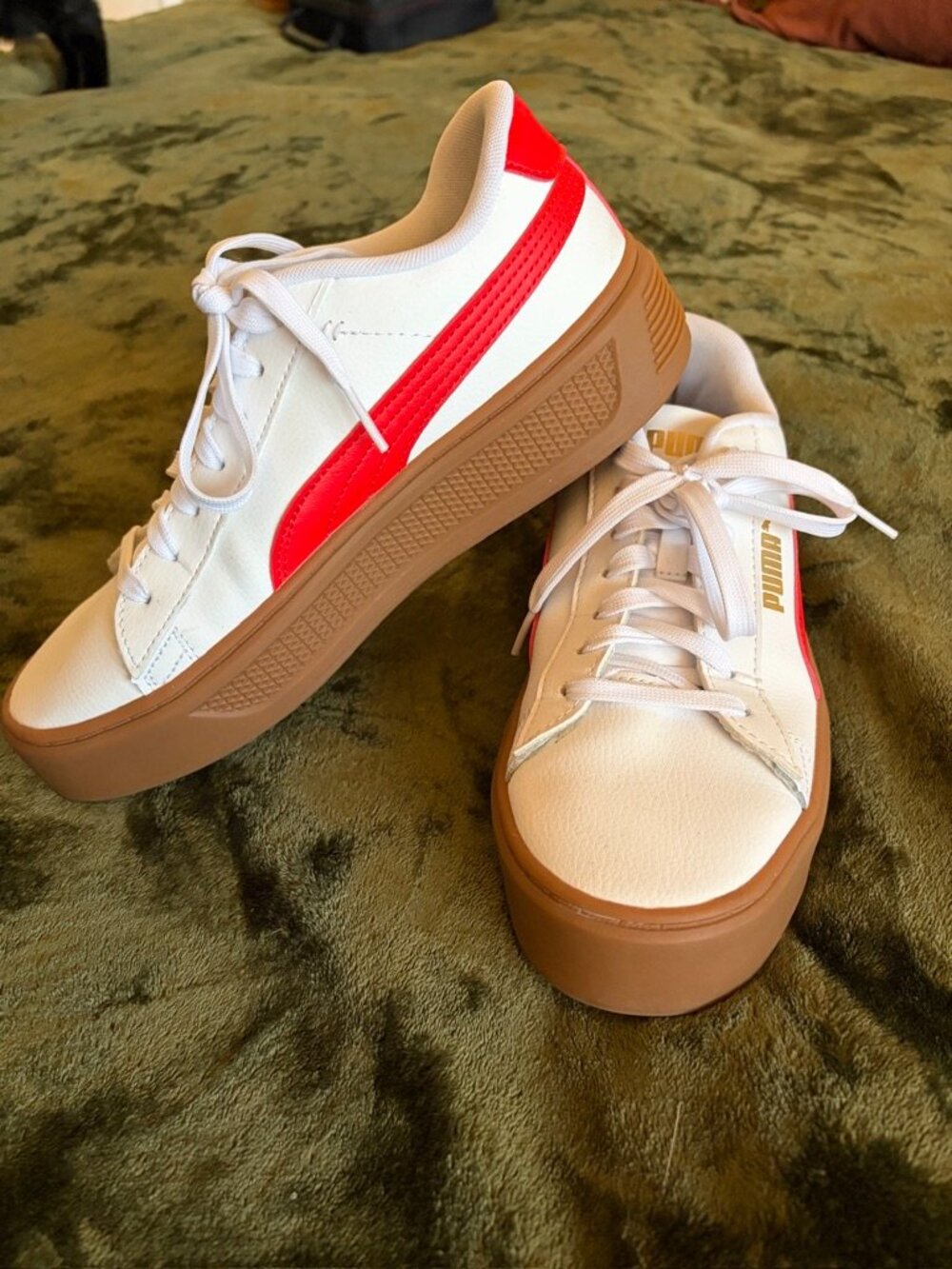 Puma platform leather sneaker, like new